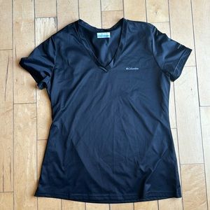 Black Columbia Omni wick vneck tshirt